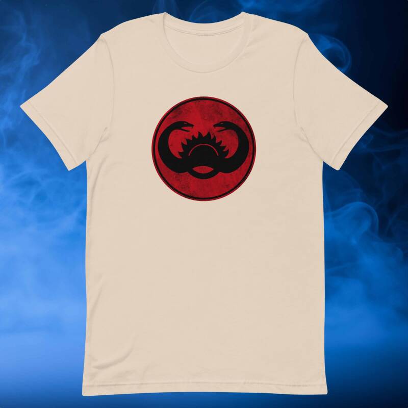 camiseta Conan el Barbaro estandarte de Thulsa Doom sobre fondo crema  retro 80s 90s peliculas