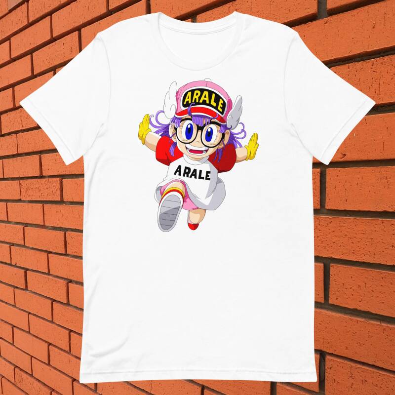 Camiseta con imagen de Arale corriendo sobre blanco