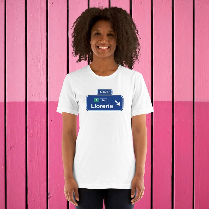 Camiseta blanca unisex con imagen de señal de autopista "A llorar a la lloreria"