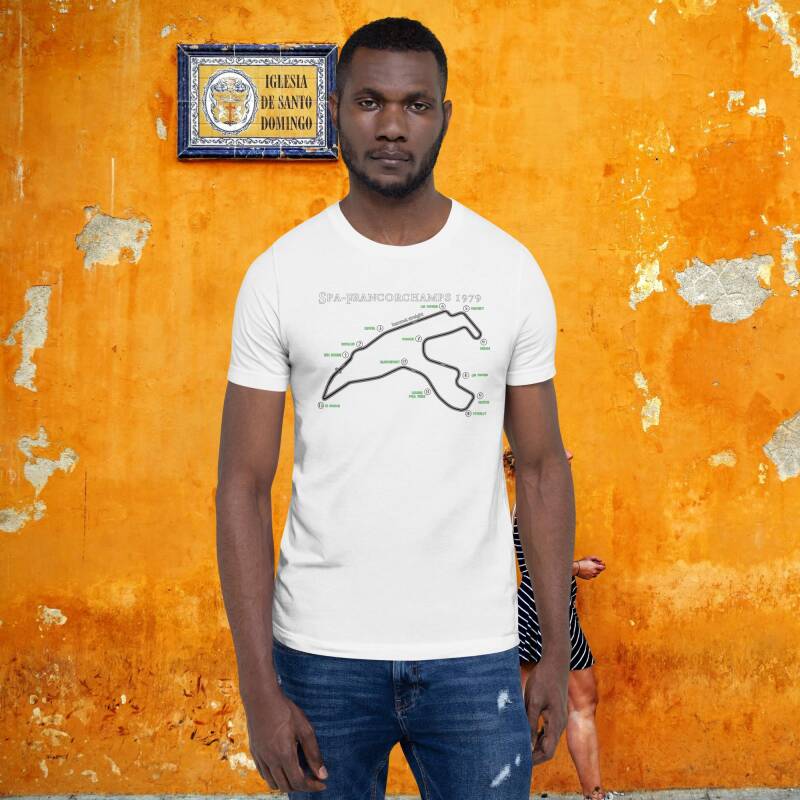 "Modelo hombre vistiendo la camiseta 'Circuito de Spa-Francorchamps 1979', destacando el trazado histórico del circuito belga."