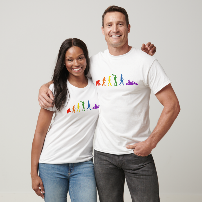 Pareja demodelos con camiseta unisex "Evolucion del karting" con colores de figuras siguiendo bandera LGTBI