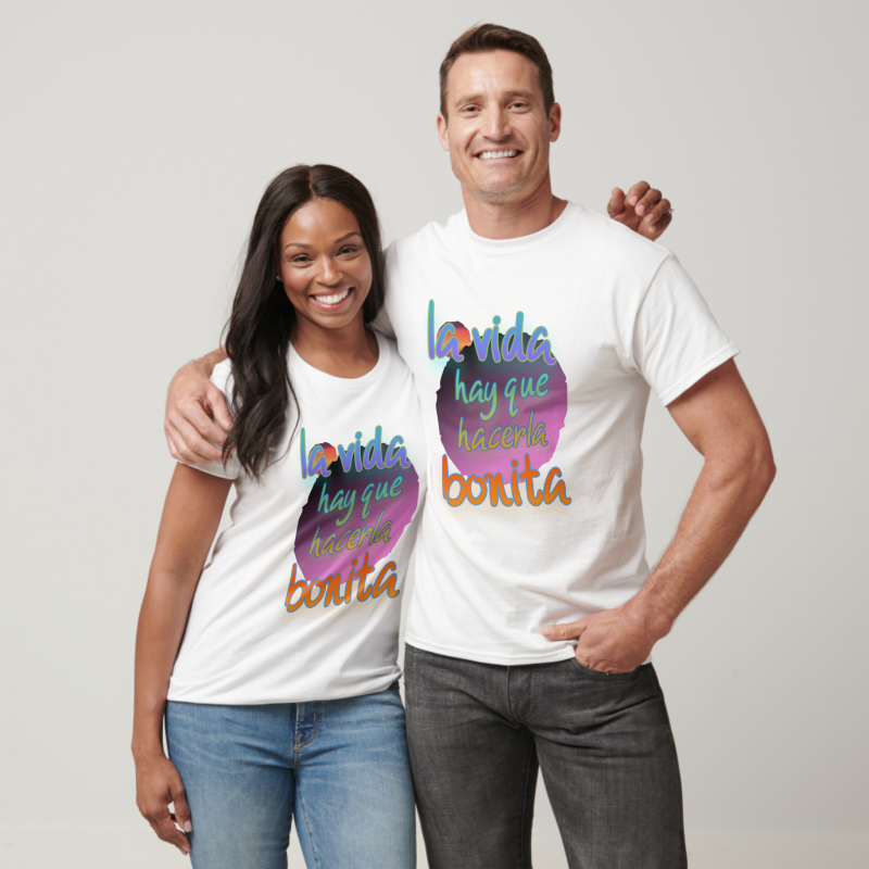 Pareja sonriente con camisetas "La vida hay que hacerla bonita", mensaje optimista, diseño pastel liláceo.