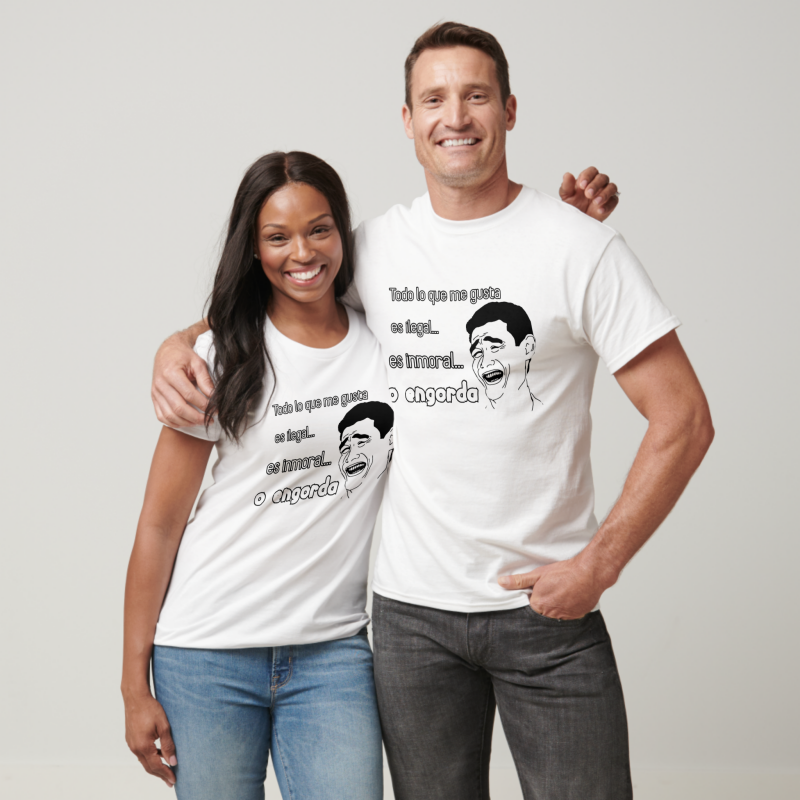 Camiseta unisex blanca sobremodelo hombre y mujer con frase Todo lo queme gusta esilegal