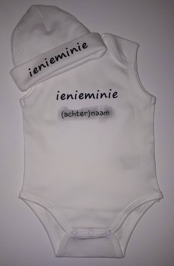 Baby mutsje 'ienieminie'