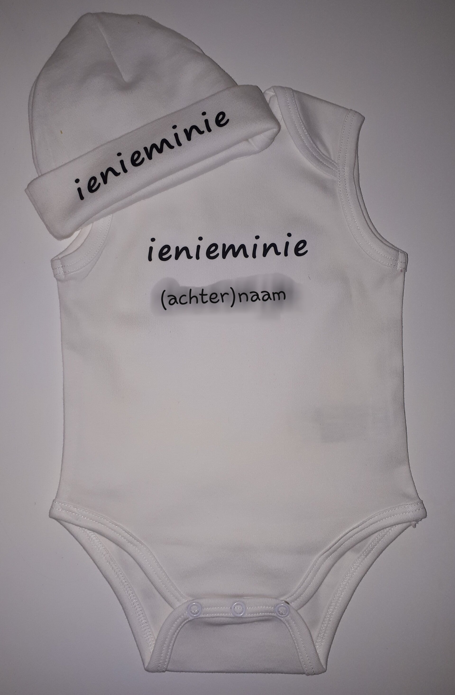 Baby mutsje 'ienieminie'