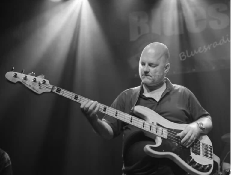 Mario Michies - basgitaar