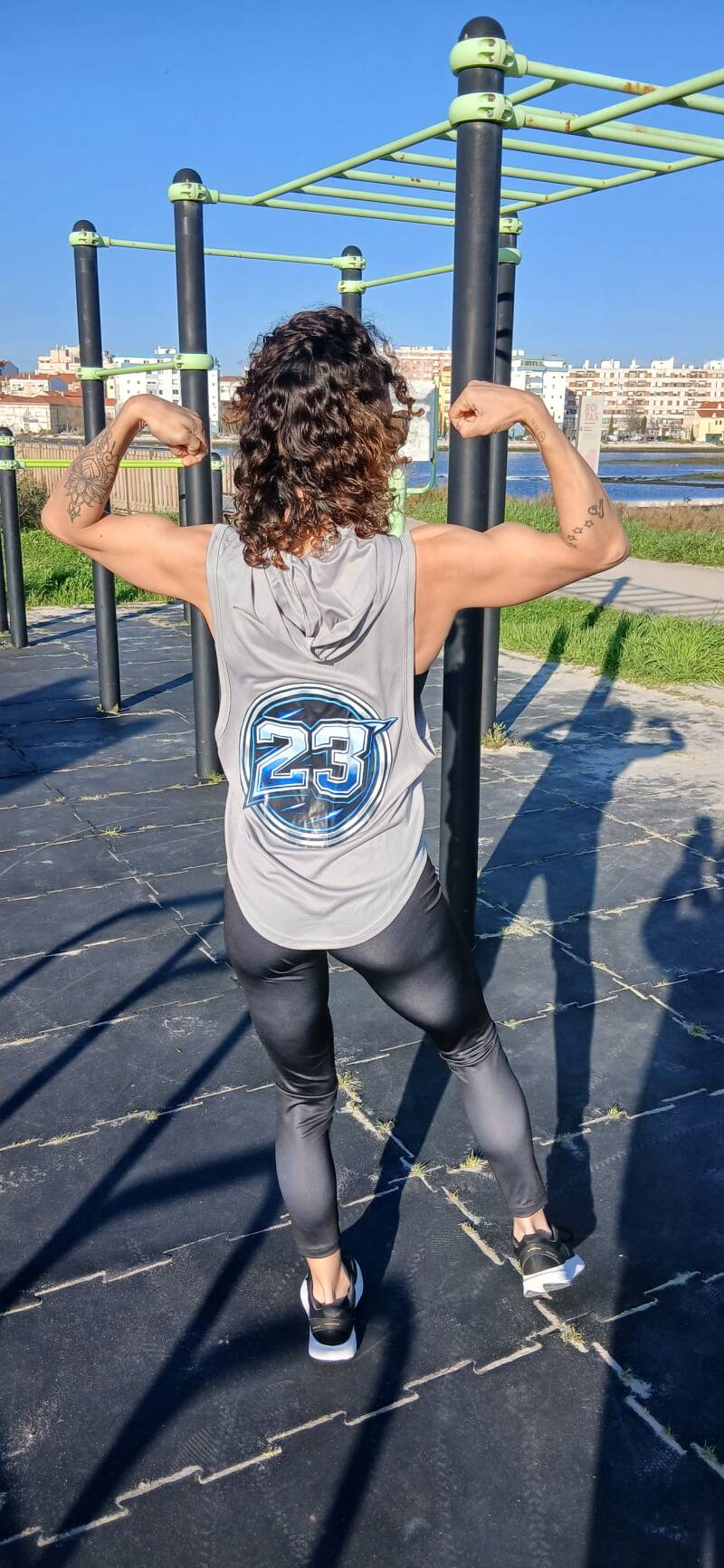 Regata cinza respirável - logo atrás