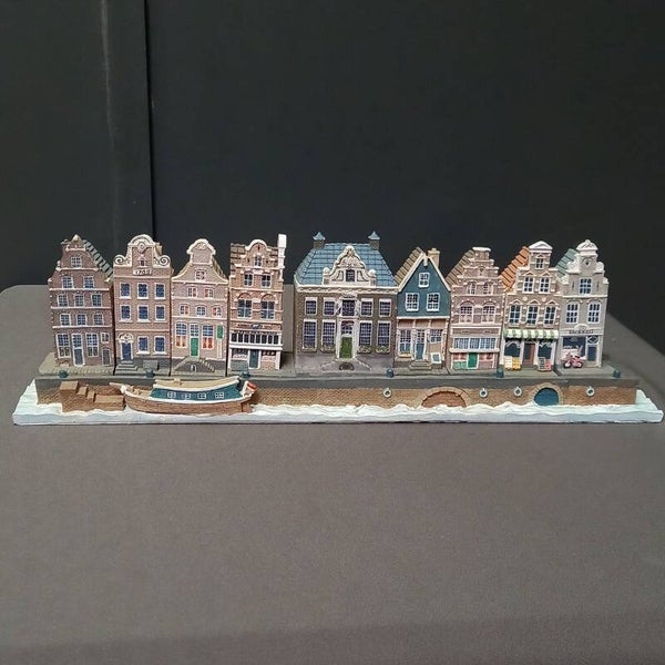 Rij keramieken Grachtenpanden