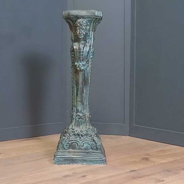 Antieke keramische zuil met bronzen patina