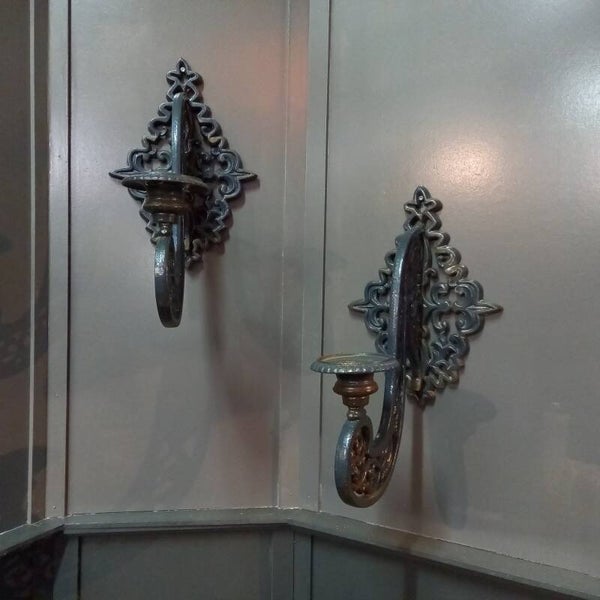 Set Antieke Neogotische Gietijzeren Wandkandelaars