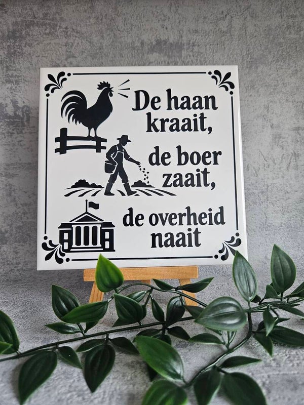 Tegeltje | De haan kraait, de boer zaait, de overheid naait