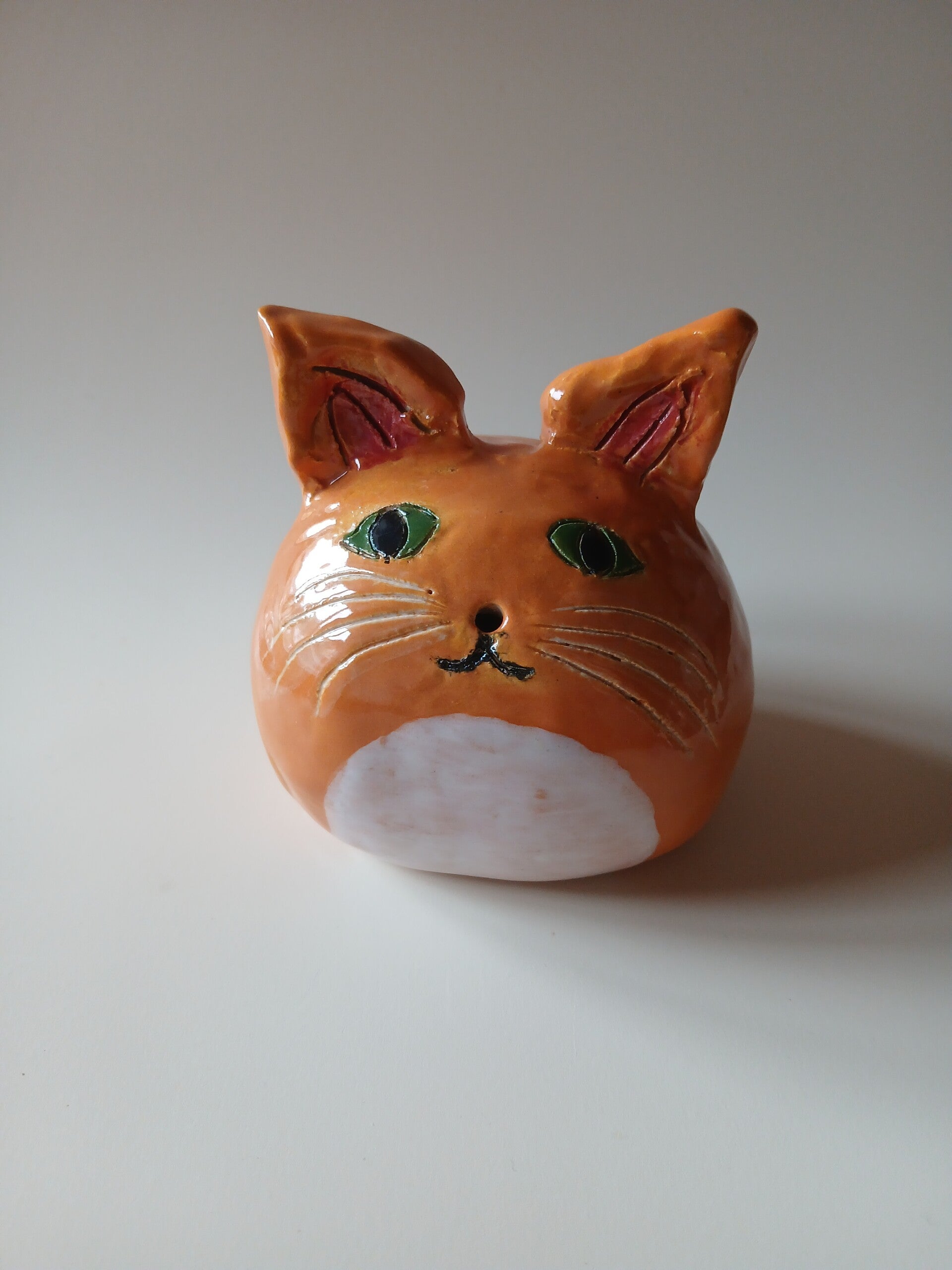 beeldje van rosse kat