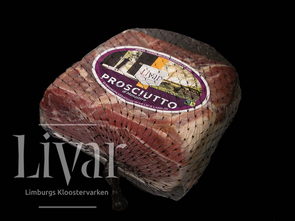 Livar Prosciutto di Monastero 100 gram gesneden en opgemaakt op schaal.