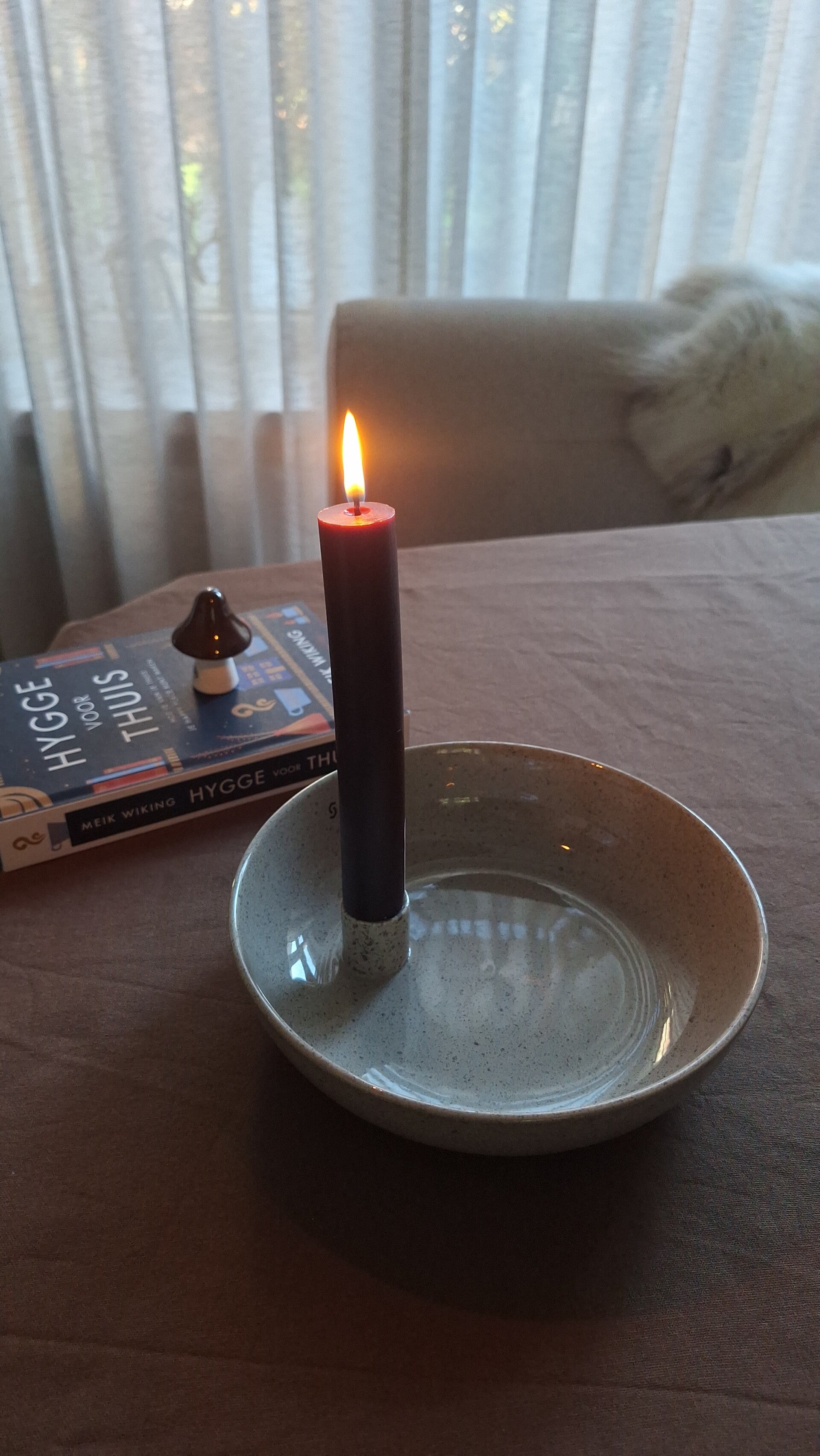 Scandinavische kandelaar in een warm scandinavisch interieur