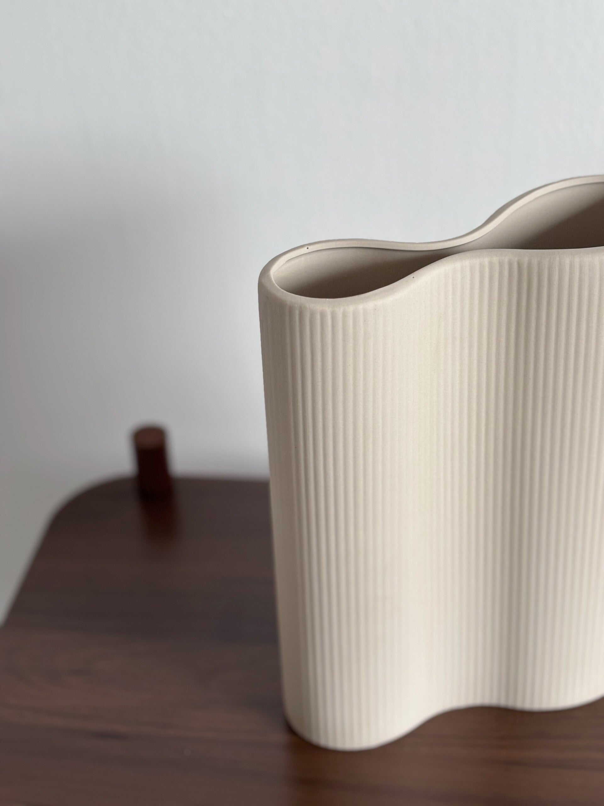 Beige vaas van het Zweedse woonmerk Storefactory. 