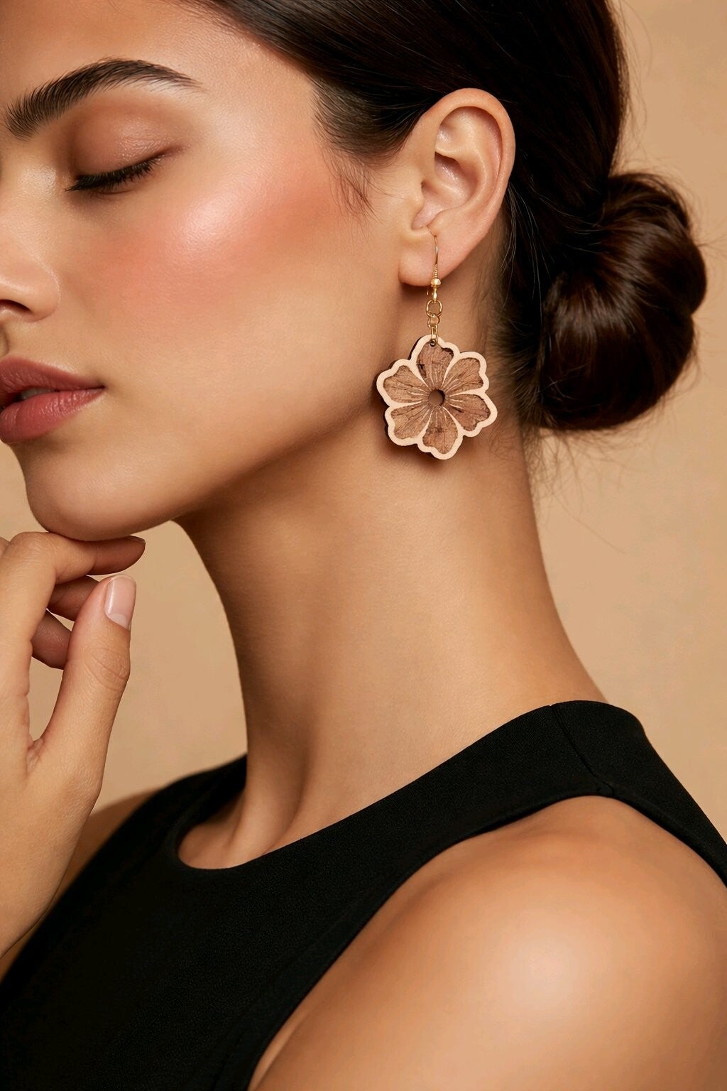 Boucles d’oreilles "fleur" gravées en bois de tilleul