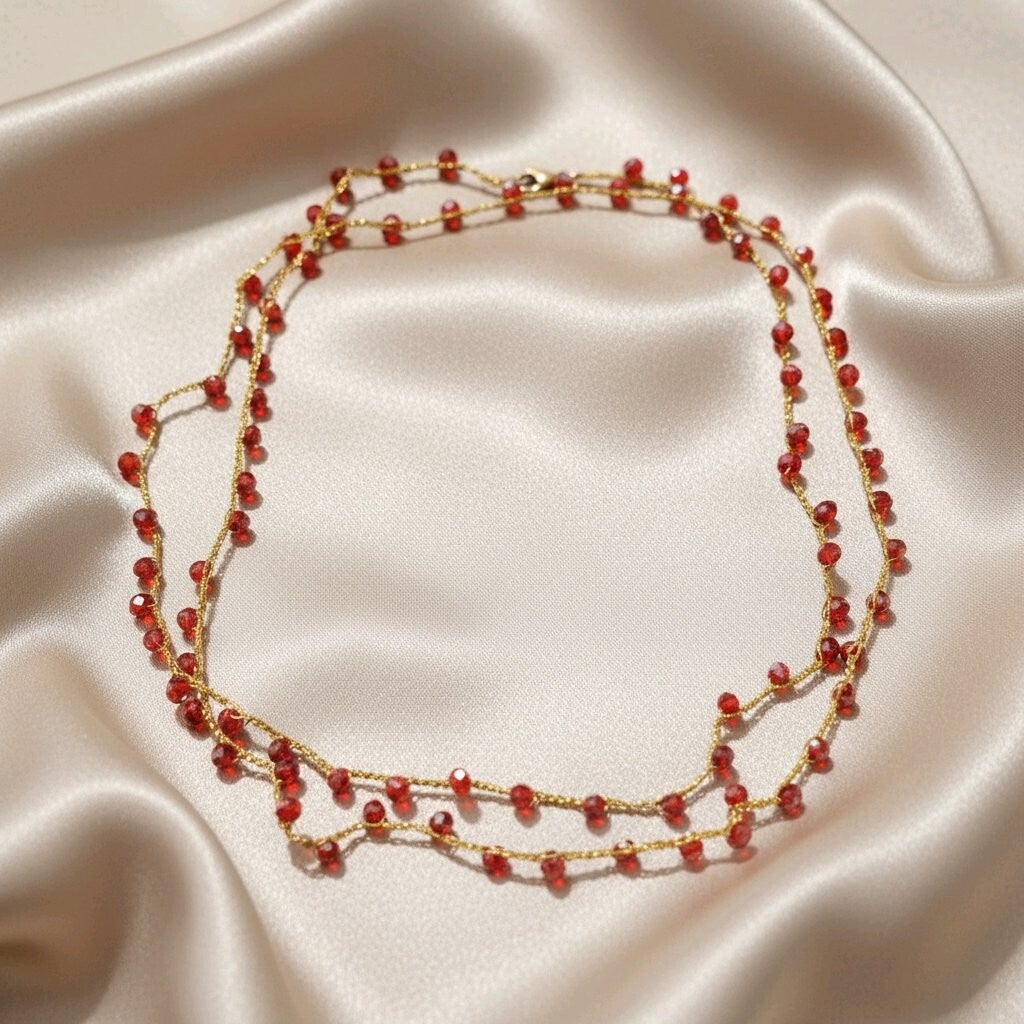Collier fantaisie raffiné en perles de verre rouge et fil doré