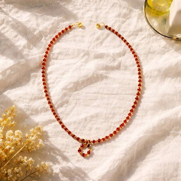 Collier délicat en perles rouge
