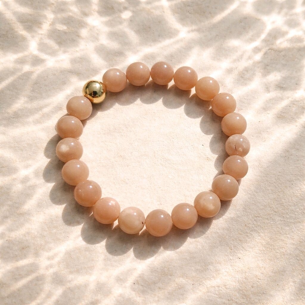 Bracelet Pierre du Soleil. Perle en acier. Fil élastique. Perles 8 mm