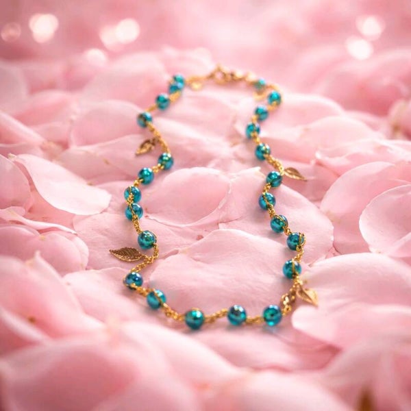 Collier feuilles et perles bleu. Fil doré.