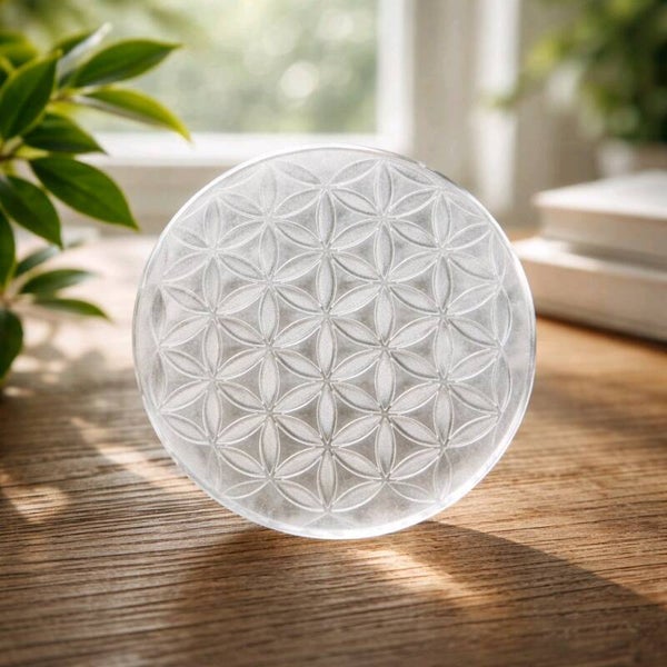 Plaque de purification en sélénite . Fleur de Vie (10 cm)