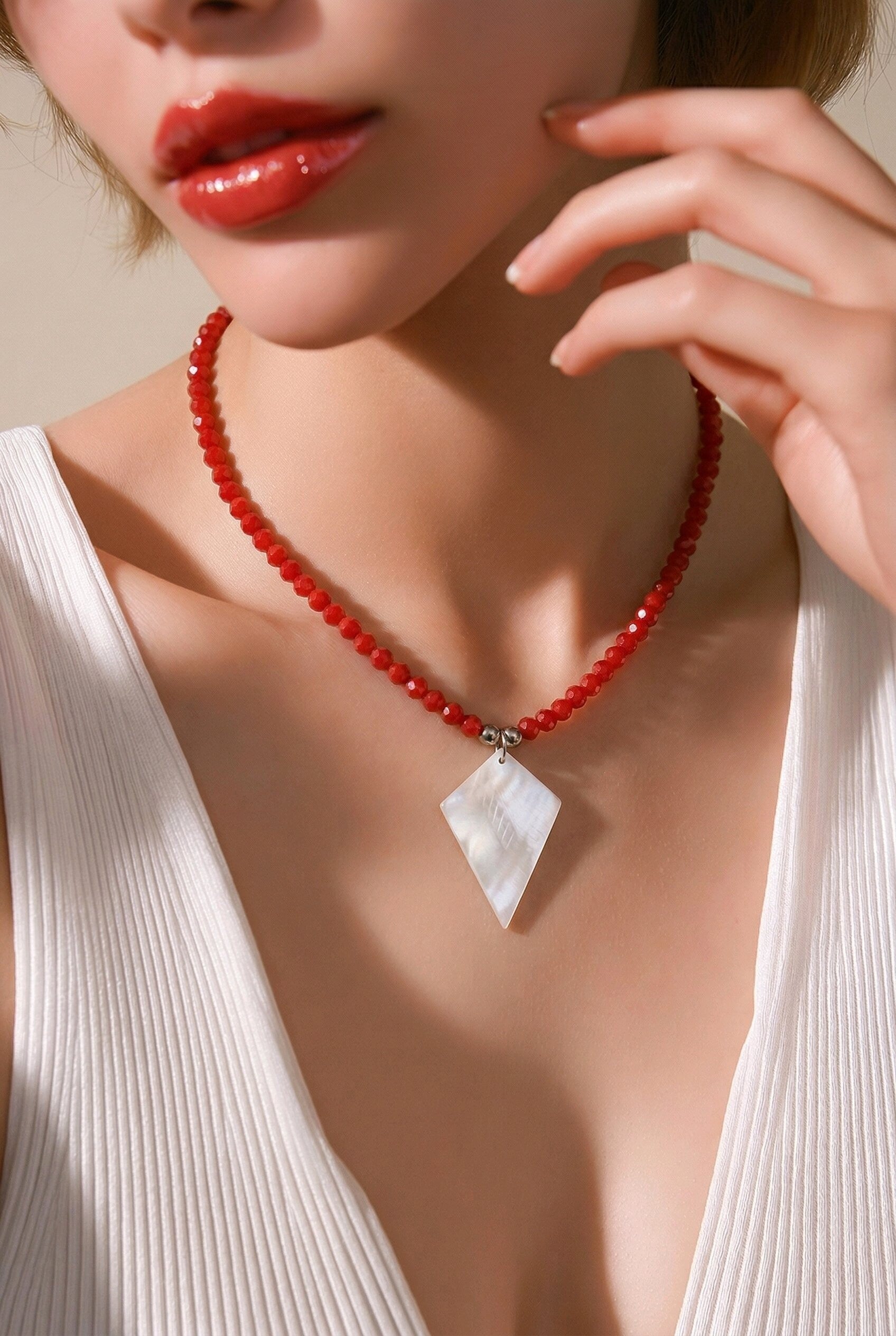 Collier perles rouges & pendentif en nacre