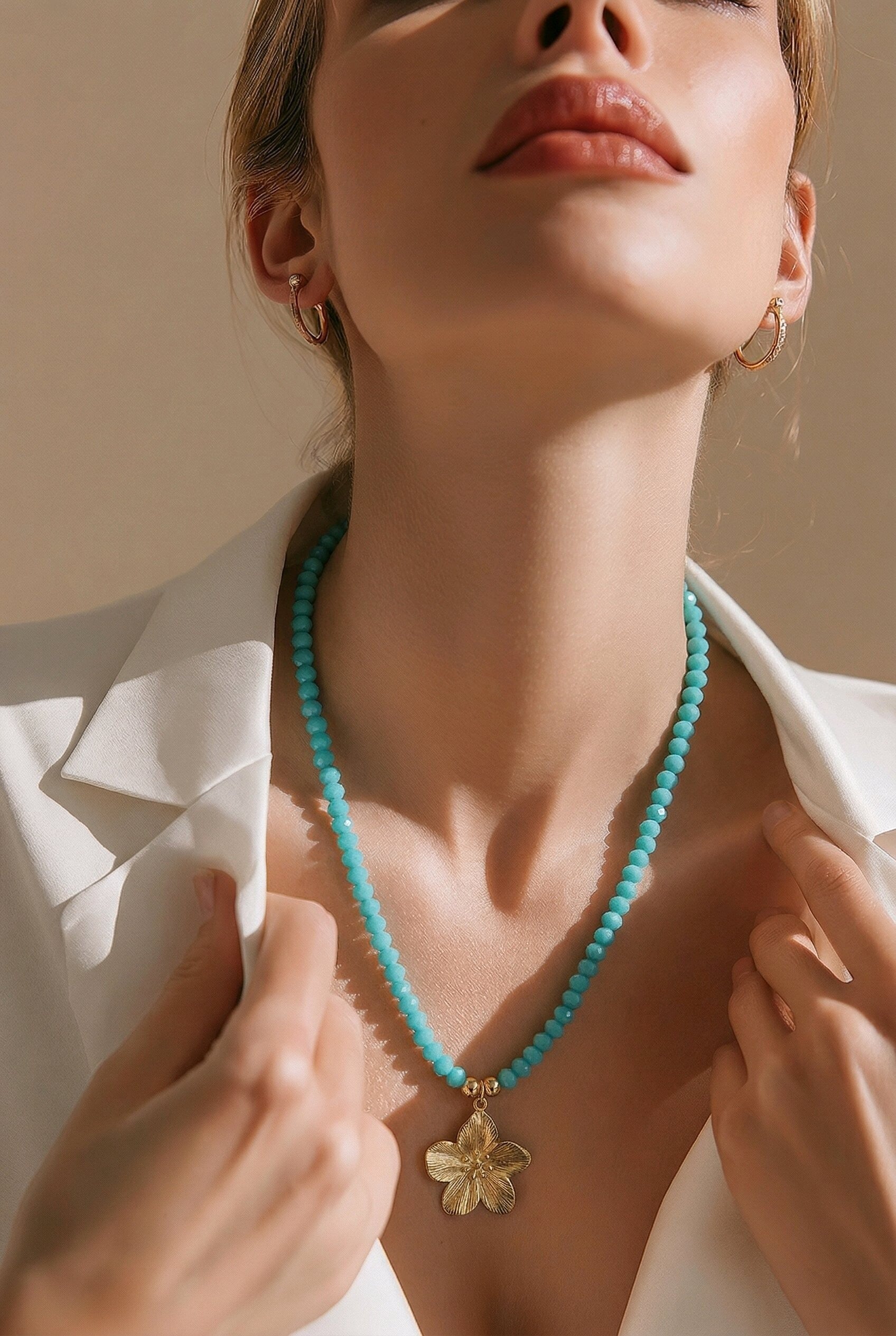 Collier perles couleur turquoise & fleur dorée