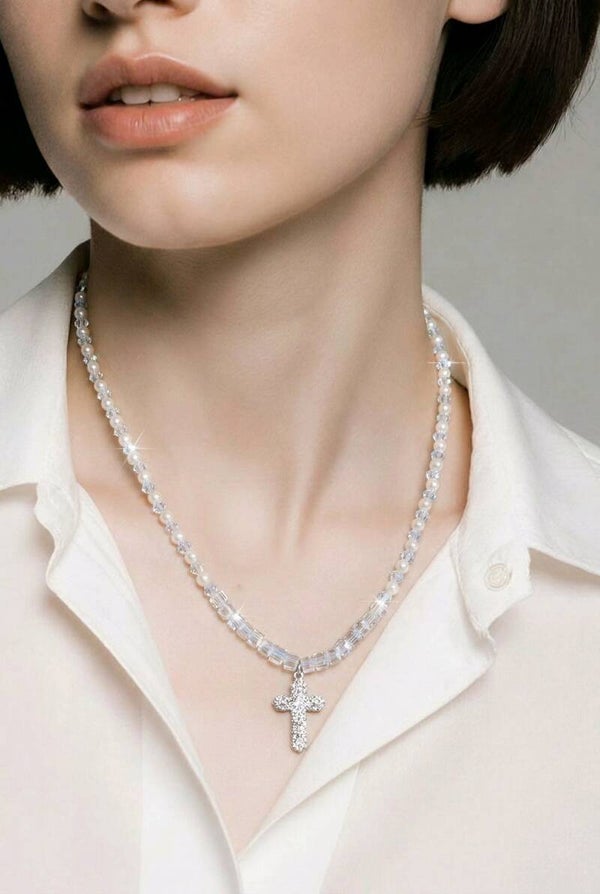 Collier perles lumineuses & pendentif croix