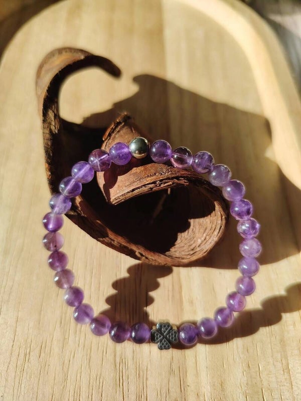 Bracelet Améthyste – Trèfle en Hématite & Perle en Acier Inoxydable. 6 mm.