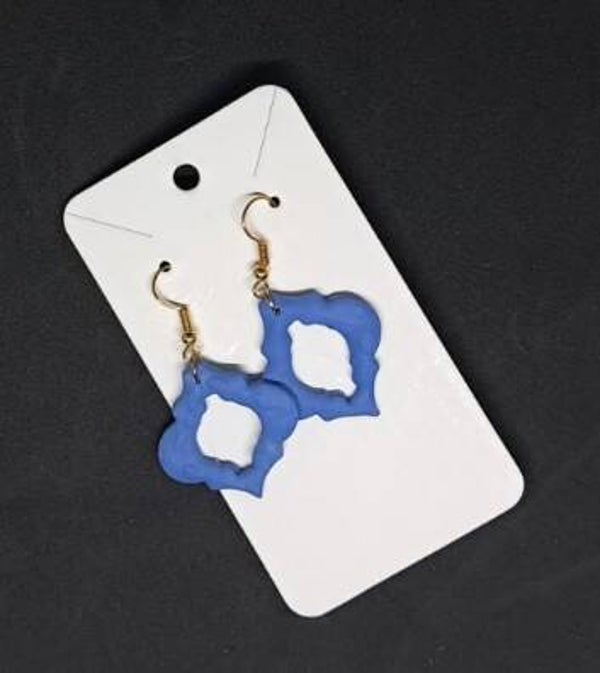 Oorbellen lichtblauw organisch met reliëf patroon/ goud kleurig