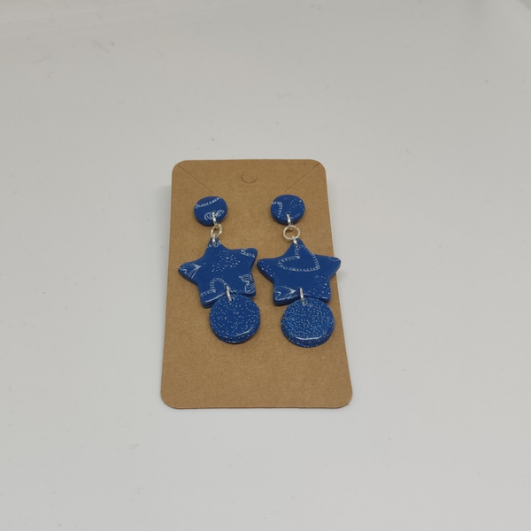 Oorbellen stervorm blauw met witte opdruk hartjes