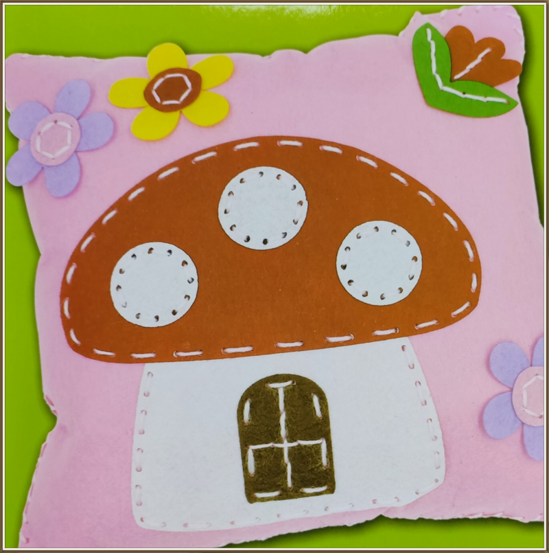 kinderfeest kussen van vilt met paddestoel