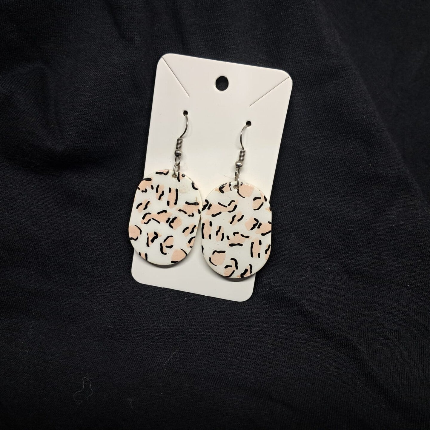 Oorbellen wit met roze print (12)