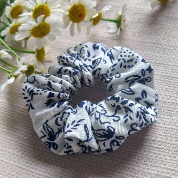 White and black mini scrunchie