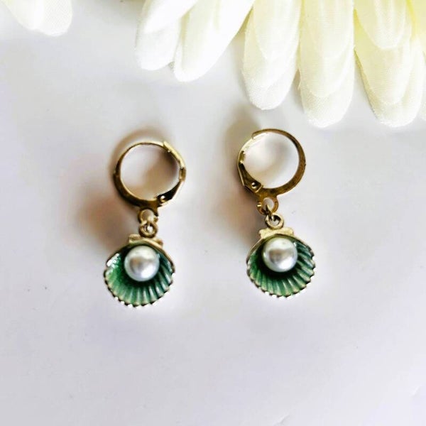 Seashell charm seagreen bedel oorbel