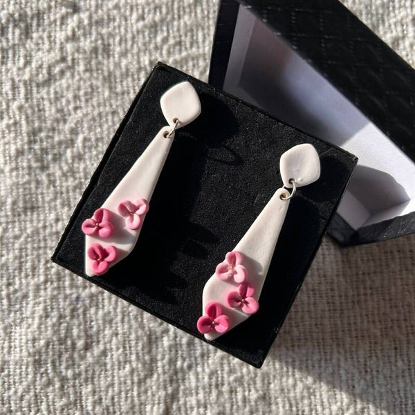 Blush fade dagger bloemen oorbellen