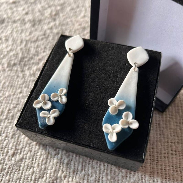 Blue horizon dagger bloemen oorbellen