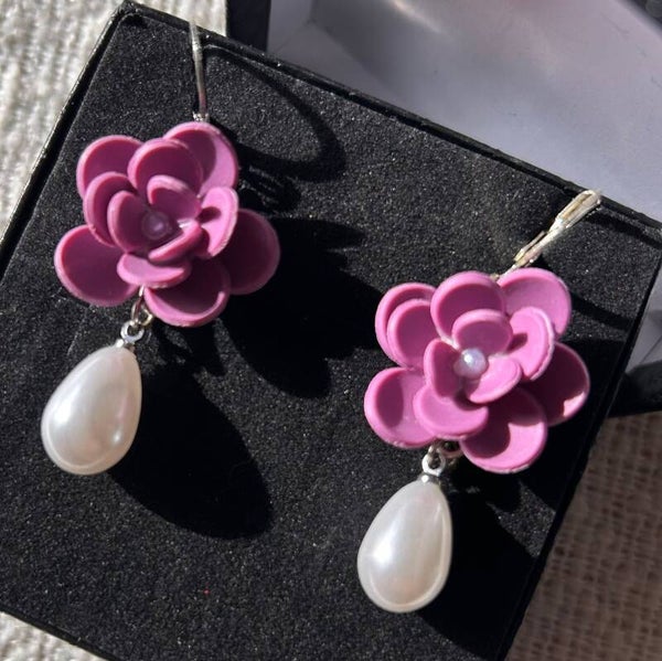 Lilac pearl bloemen oorbellen