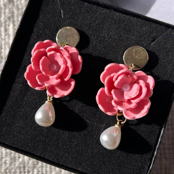 Blush pearl bloemen oorbellen