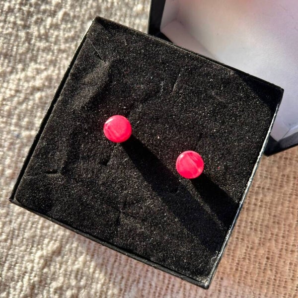 Little pink stud oorbellen