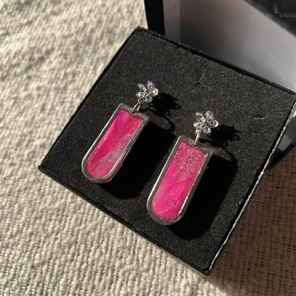 Fuchsia frame hangende oorbellen