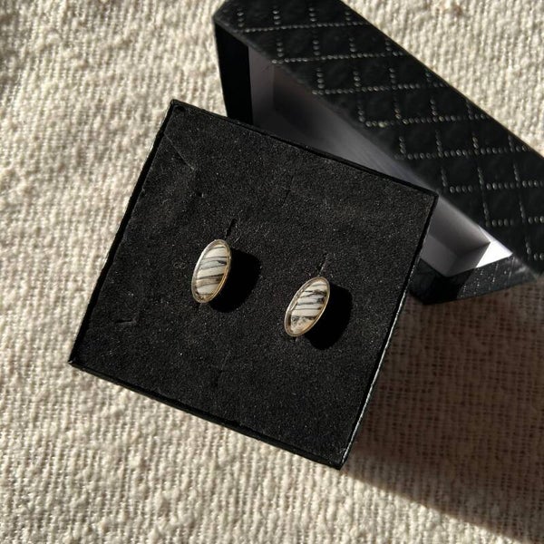 Ink veil stud oorbellen