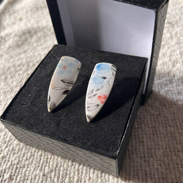 Blue blossom dagger stud oorbellen