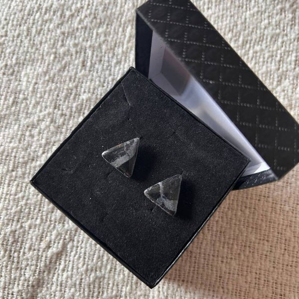 Smoke drift triangle stud oorbelen