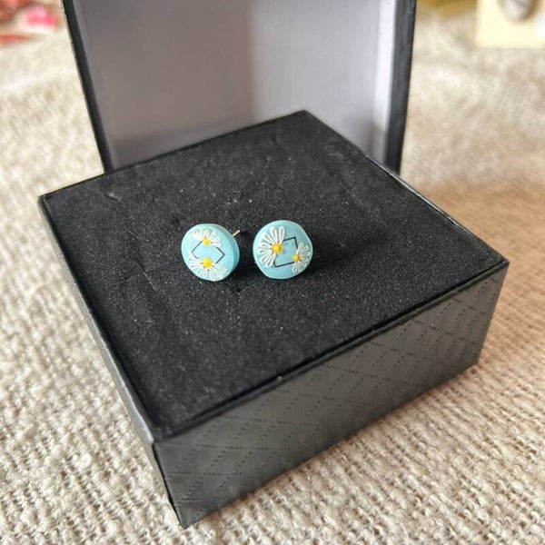 Blue daisy stud oorbellen