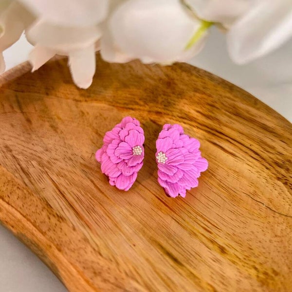 Boho botanica half bloom stud in fuchsia roze