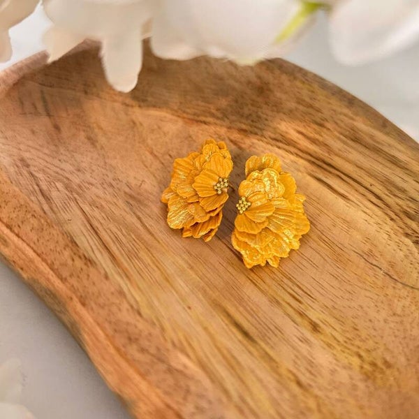 Boho botanica half bloom stud – Okergeel met glans
