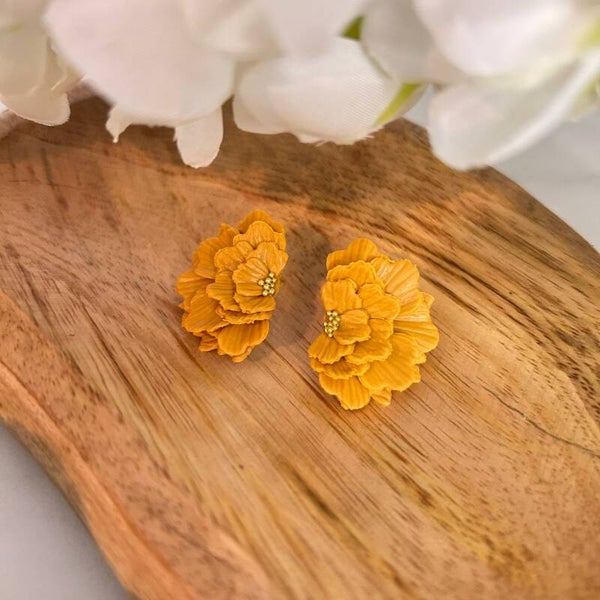 Boho botanica half bloom stud - Okergeel