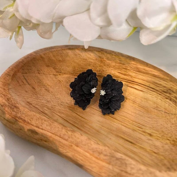 Boho botanica half bloom stud in zwart