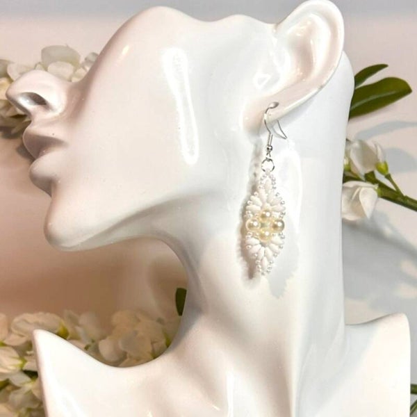 Pearl whisper beaded oorbellen